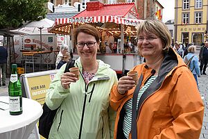 Die Schwestern Yvonne Ringleb und Sonja Röhm probierten das Libori-Heilwasser. (Foto: Simon Helmers)