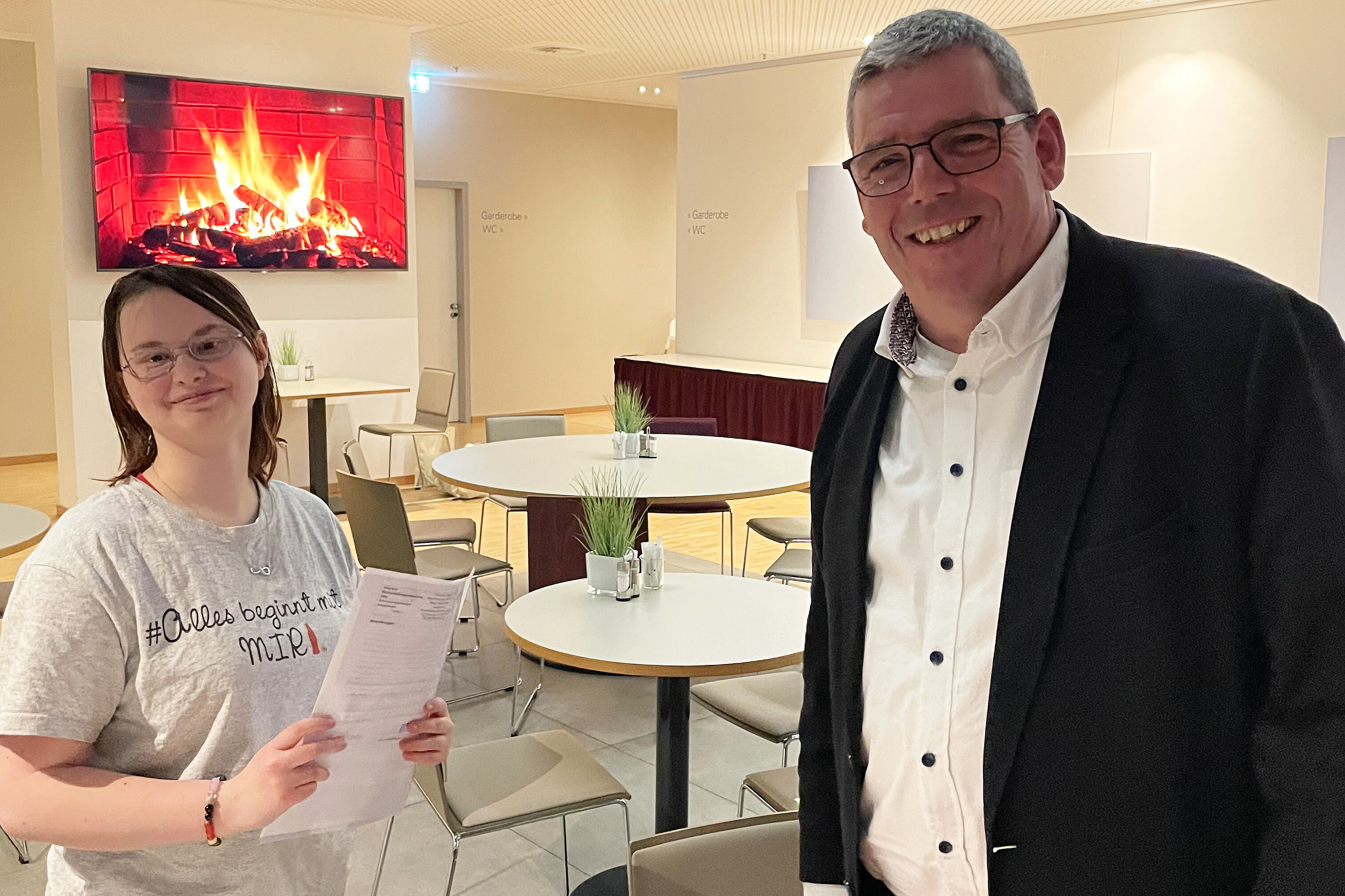 Am Abschlussabend im Hotel Vivendi wurden die Praktikumszertifikate an die jungen Erwachsenen verteilt. Hier: Bonifatiuswerk-Geschäftsführer Ingo Imenkämper mit der 18-jährigen Skyler. (Foto: Robert Lisiecki)