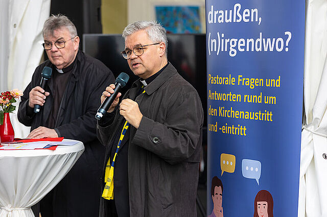 Erzbischof Dr. Udo Markus Bentz (Paderborn, re.) und Bonifatiuswerk-Generalsekretär Monsignore Georg Austen im Dialog mit den Besucherinnen und Besuchern des Infostandes. Foto: Hartmut Salzmann