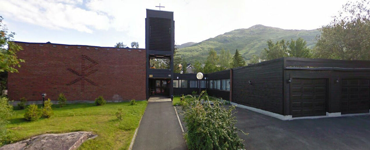 Kirche und Pfarrhaus in Narvik mit neuem Dach. (Foto: Pfarrgemeinde Christ König Narvik)