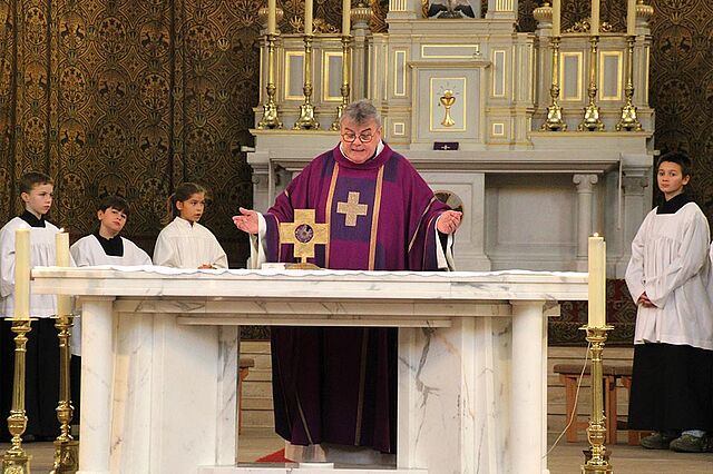 Monsignore Georg Austen bei der Eucharistiefeier in der St. Peter und Paul Kirche in Potsdam. (Foto: Andreas Statt)