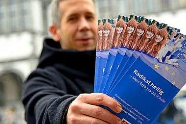 Das Bonifatiuswerk bietet im Kulturerbejahr ein breites Angebot. Sebastian Schwertfeger präsentiert einen Veranstaltungsflyer. Foto: Patrick Kleibold