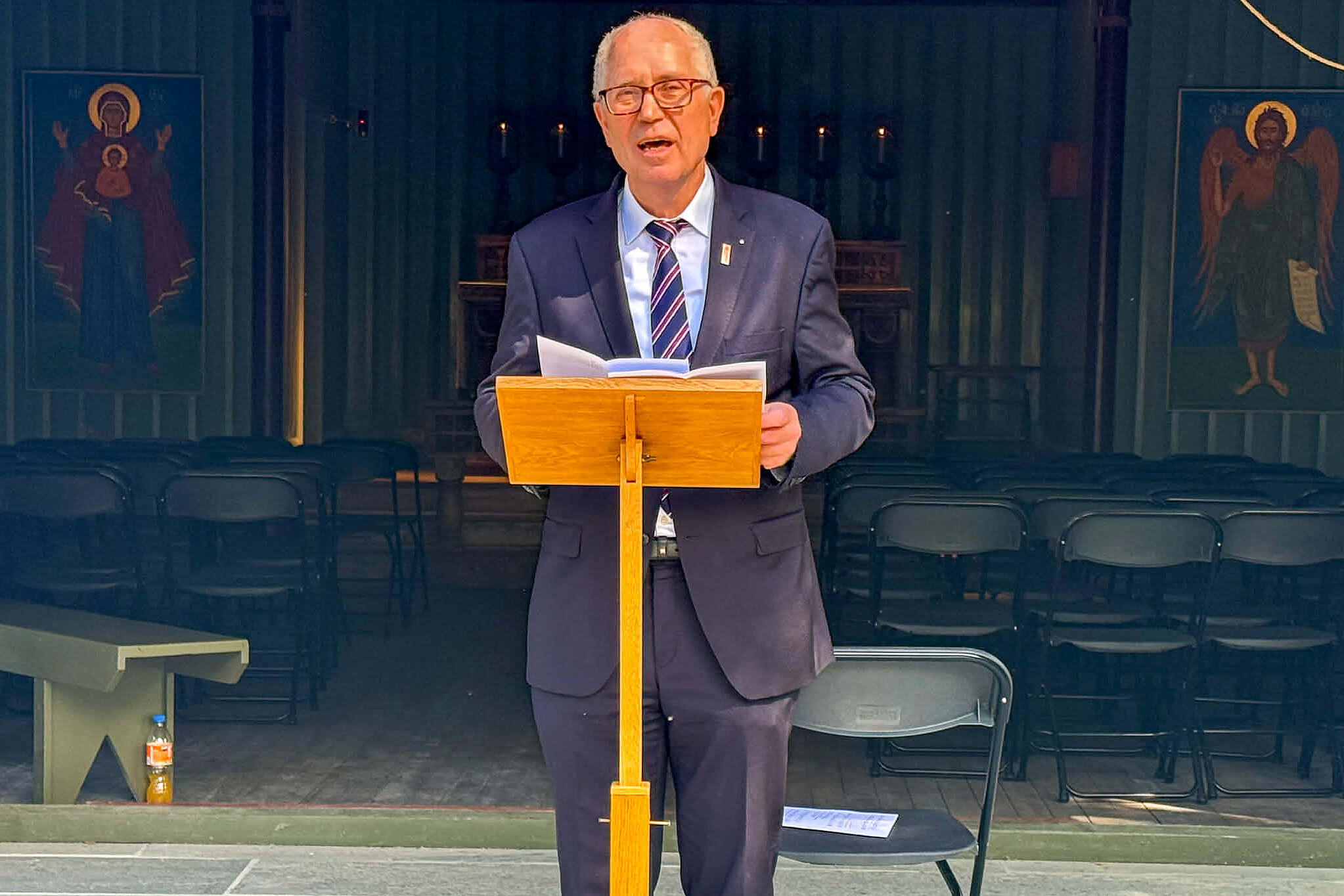 Bonifatiuswerk-Präsident Manfred Müller spricht ein Grußwort in Stiklestad. (Foto: Pål Johannes Nes/EWTN Norge)