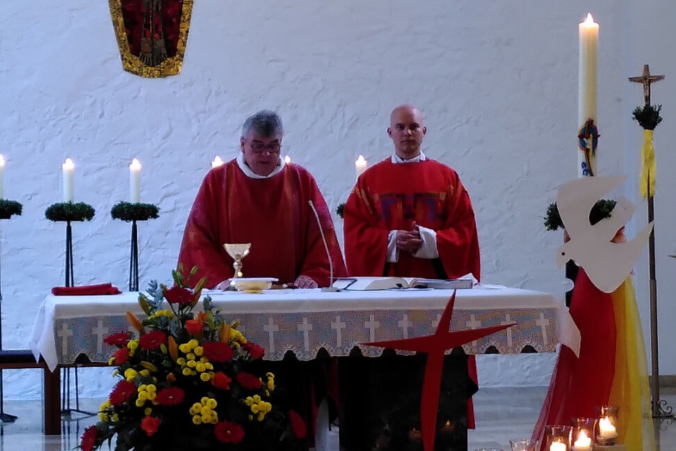 Vor dem Vortrag feierten Monsignore Georg Austen und Pater Peteris Skudra einen eucharistischen Gottesdienst in Stapelfeld. (Foto: Dominik Blum)