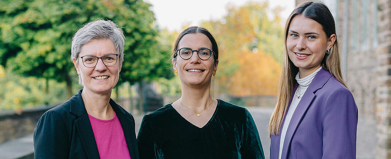 Die aktuelle Projektleiterin Stephanie Feder mit den künftigen Leiterinnen Dr. Annette Jantzen und Louisa Harlow. (v.l.n.r.) (Foto: Frank Herzmann Fotografie/Hildegardis-Verein)