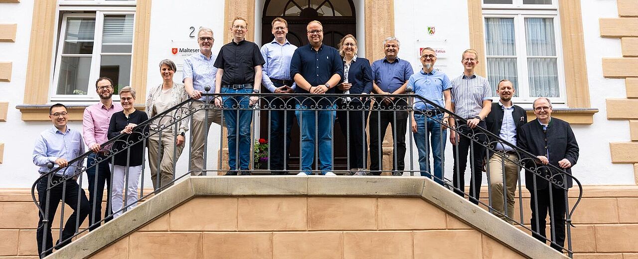 13 Referentinnen und Referenten der deutschen Bischöfe besuchten heute das Bonifatiuswerk. (Foto: Hartmut Salzmann)