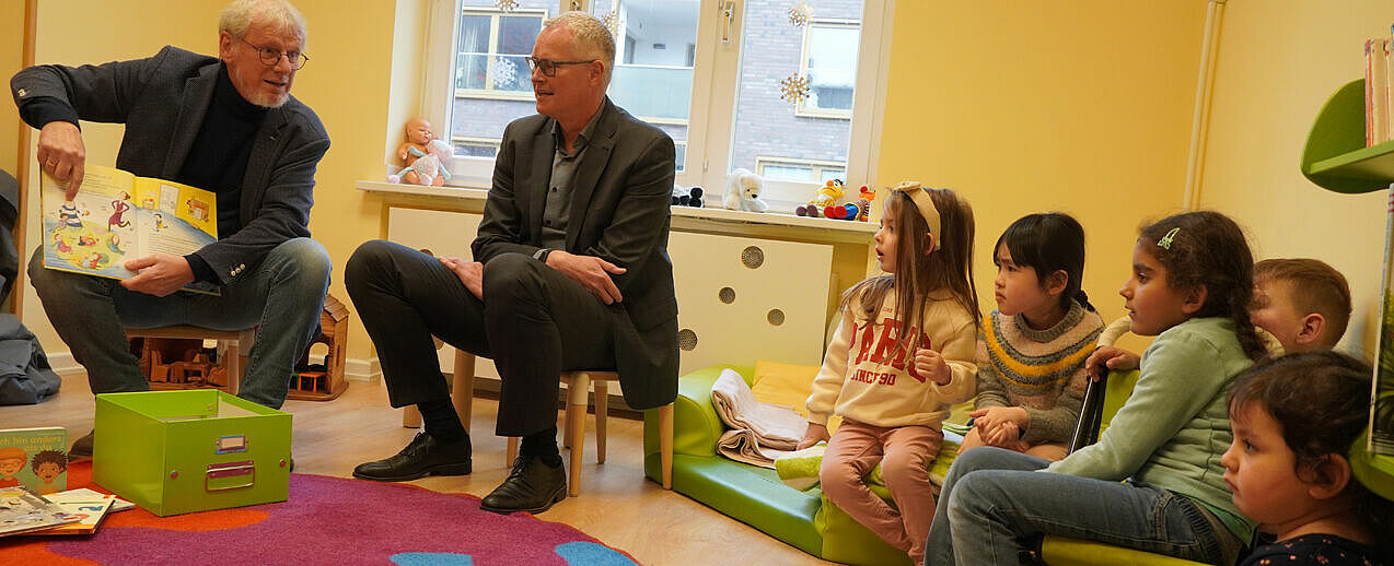 Übergabe der Bücherkiste an die Kita St. Sophien in Hmaburg mit Bernd Duhn, Vizepräsident des Bonifatiuswerkes (l). (Foto: Erzbistum Hamburg/M. Giering)