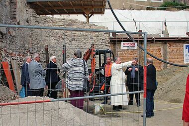 Der Bonifatiusrat besichtigt gemeinsam mit Pater Clemens Dölken die Baustelle zum Projekt "Ökumenische Höfe". Foto Susanne Sperrling