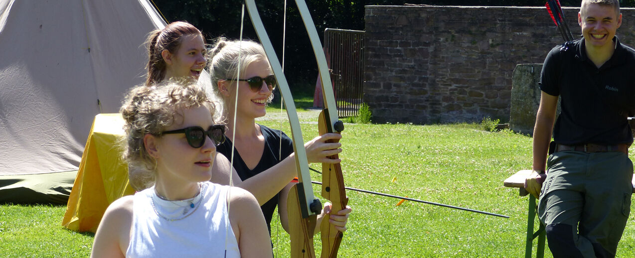 Victoria, Mirjam und Carla beim Bogenschießen mit Bogenschütze Robin (v.l.) (Foto: Matthias Hein