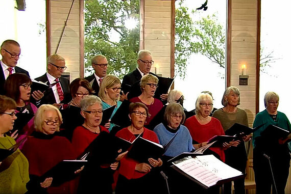 Der ökumenische Chor „Ex Anima“ begleitet den Gottesdienst.