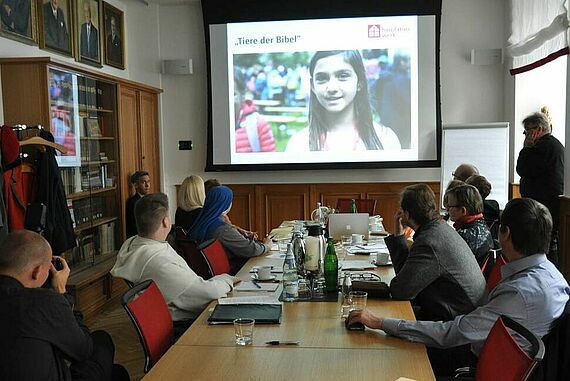 Eine Präsentaton über die Arbeit des Bonifatiuswerkes. Foto: Sr. Theresita M. Müller