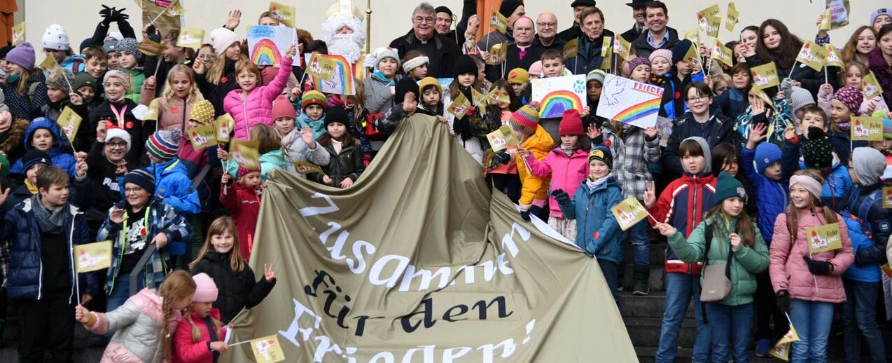 Mehr als 500 Kinder haben mit dem Bonifatiuswerk und dem Bistum Augsburg bei der bundesweiten Nikolausaktion „Weihnachtsmannfreie Zone“ ein Zeichen für den Frieden gesetzt. (Foto: T. Meier)