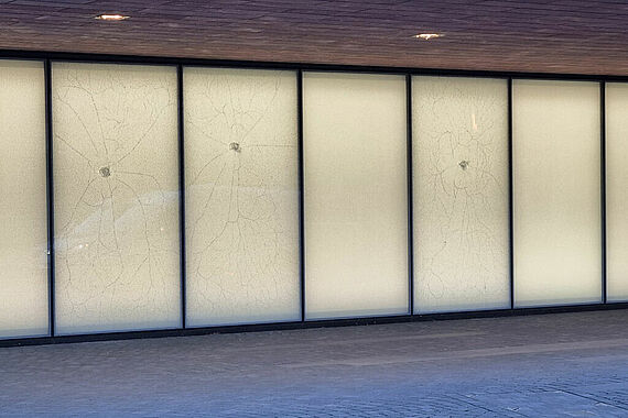 Der Täter warf auf fünf Fensterscheiben der Propsteikirche Steine. (Foto: Propsteigemeinde St. Trinitatis)