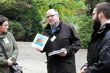 Matthias Micheel (Mitte) erklärt, wie man Schülerinnen und Schülern die Tiere der Bibel nahebringen kann. (Foto: David Gorny)