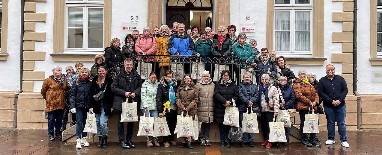 Eine Besuchergruppe aus der Pfarreiengemeinschaft Liborius Wagner Markt Stadtlauringen besuchte gemeinsam mit Pfarrer Dr. Eugen Daigeler (8.v.l. unten) das Bonifatiuswerk: hier gemeinsam mit Julian Heese (rechts), Leiter des Bereichs der missionarischen und diakonischen Pastoral im Bonifatiuswerk. (Foto: Sandra Morgott)