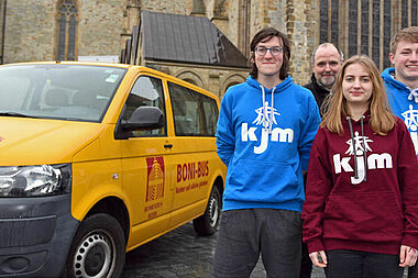 Jakob Gaberle (links), Torben Knaak (17) aus Boizenburg und Johanna Schmitz zusammen mit Matthias Micheel vorm Dom in Padeborn. Foto: Patrick Kleibold