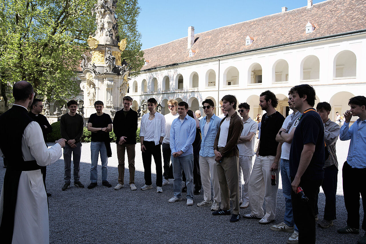 Führung durch die Zisterzienserabtei Stift Heiligenkreuz mit Novizenmeister Pater Tarsicius. (Foto: David Thewes)