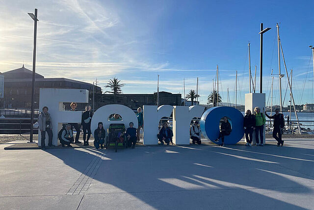 Die Pilgergruppe am Fotopoint in Ferrol. (Foto: Hildegardis Verein)