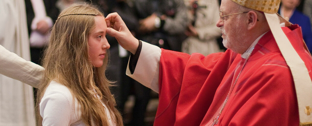 Das Sakrament der Firmung (hier in Schweden durch Lars Anders Kardinal Arborelius, Bischof von Stockholm) ist Fortführung der Taufe (Foto: Bonifatiuswerk). 