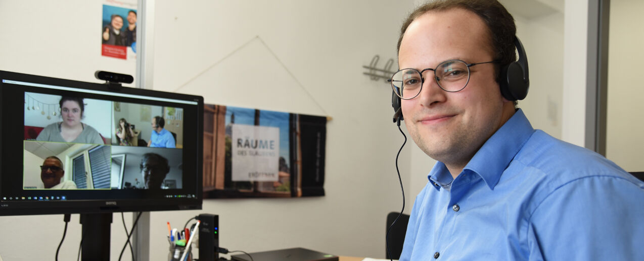 Projektverantwortlicher Daniel Born begrüßt die Teilnehmer des Netzwerktreffens zum Förderprogramm "Räume des Glaubens eröffnen" (Foto: Theresa Meier)