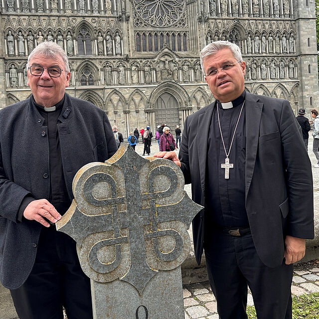 Bonifatiuswerk-Generalsekretär Monsignore Georg Austen (li.) und Erzbischof Dr. Udo Markus Bentz vor einem Pilgerstein am St. Olaf Pilgerweg. Foto: Matthias Micheel