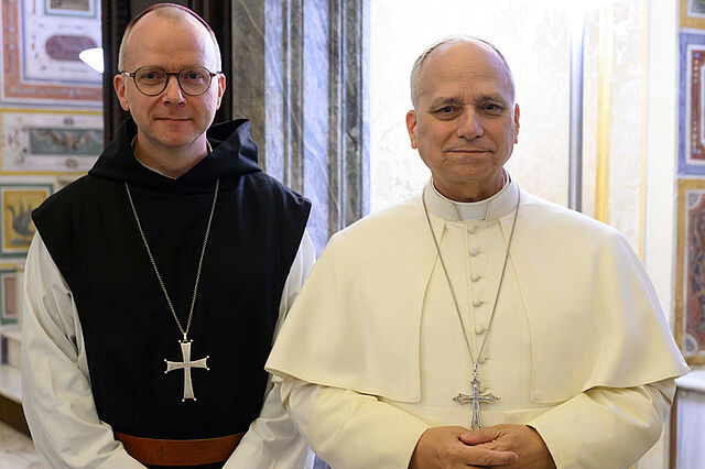 Papst Leo XIV. mit Bischof Erik Varden, Angehöriger des strengen Trappistenordens und der erste Norweger und erste ehemalige Lutheraner, der die Einkehrtage im Vatikan leitet. (Foto: Vatican Media)