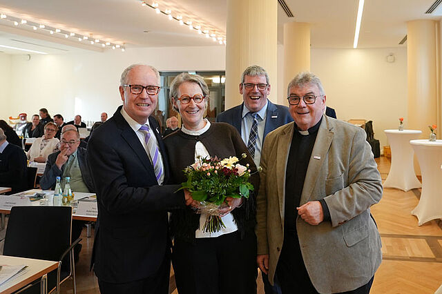 Die neu gewählte Vizepräsidentin des Bonifatiusrates, Caroline Freifrau von Ketteler, mit Präsident Manfred Müller, Bonifatiuswerk-Geschäftsführer Ingo Imenkämper und Generalsekretär Monsignore Georg Austen (v.l.). Foto: Marcus Thielking