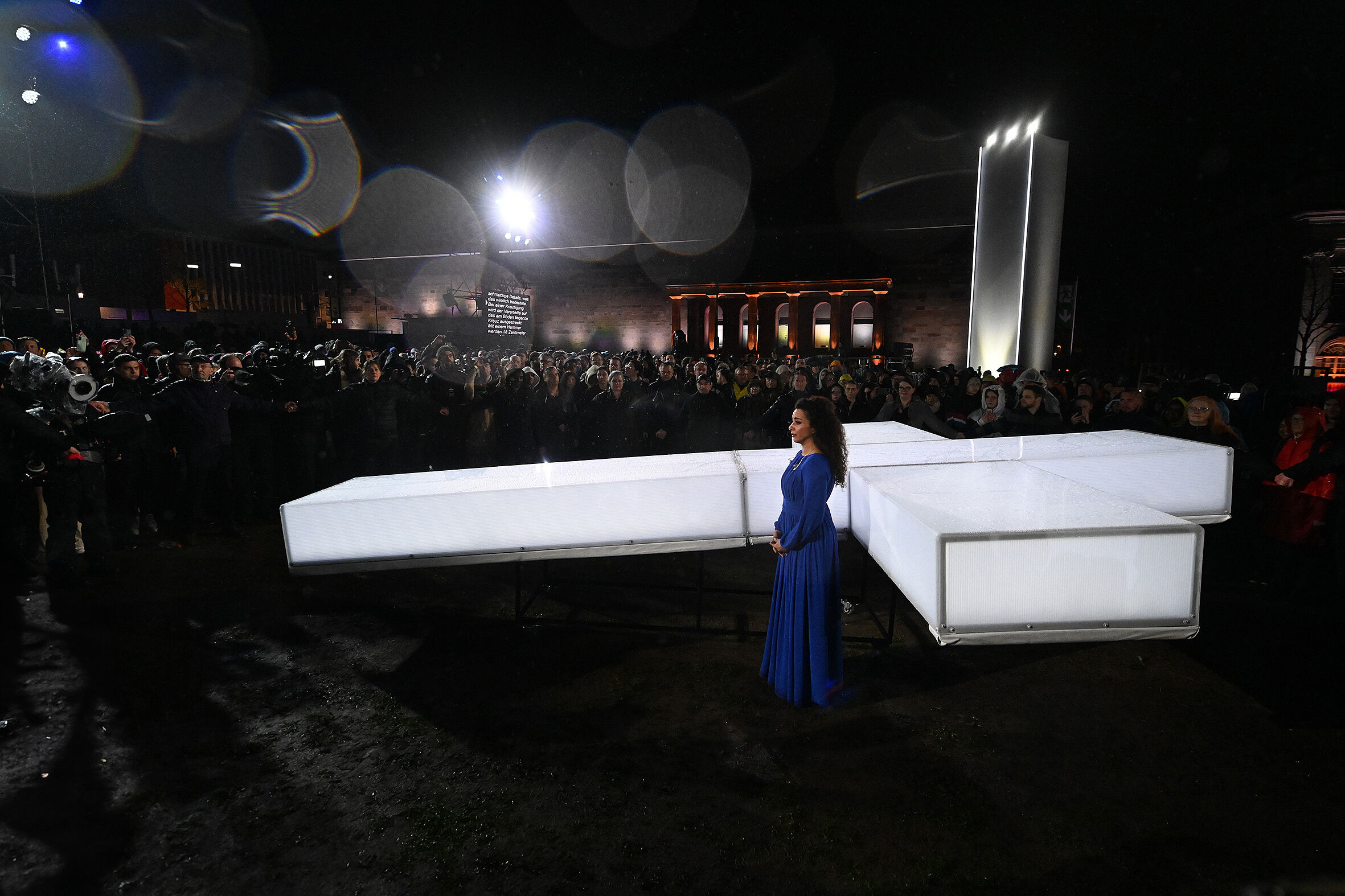Maria (Nadja Benaissa) singt am Leuchtkreuz. (Foto: Wilfried Hiegemann/Bonifatiuswerk)