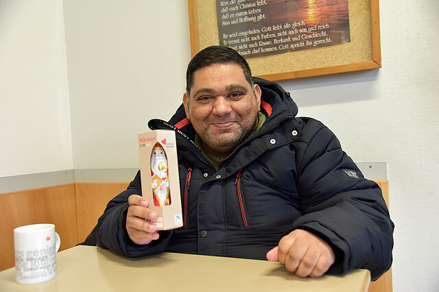 Samir Dolci freut sich nicht nur über den Schokonikolaus, sondern auch über das regelmäßige Angebot der Bahnhofsmission. (Foto: Theresa Meier)