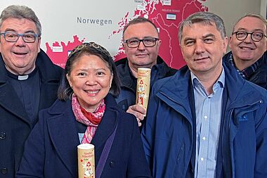 Monsignore Georg Austen (l.) begrüßte in Paderborn Isabel und Terje Bjoernaas, Pfarrer Piotr Ostafin und Pfarrer Boguslaw Ostafin. (Foto: Meier)