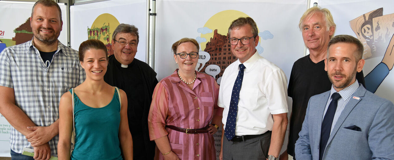 Marko Hülsmeier, Karolin Floren, Monsignore Georg Austen, Dr. Ulrike Kurth, Bürgermeister Michael Dreier, Manfred Krugmann und Sebastian Schwertfeger. (Foto: Patrick Kleibold) 