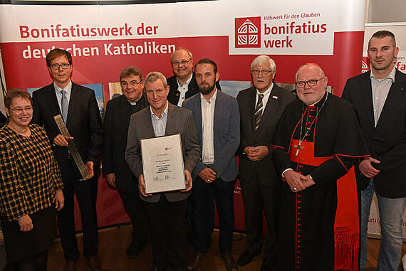 Der erste Preis ging an die Pfarrgemeinde Wallenhorst im Bistum Osnabrück. Jurymitglied Uta Raabe (v.l.), Sebastian Mutke, Monsignore Georg Austen, Bernard Brune, Jan Holthaus, Robert Wendland, der Präsident des Bonifatiuswerkes, Heinz Paus, Kardinal Reinhard Marx und Robin Dirker während der Preisverleihung in der ehemaligen Karmeliterkirche in München.