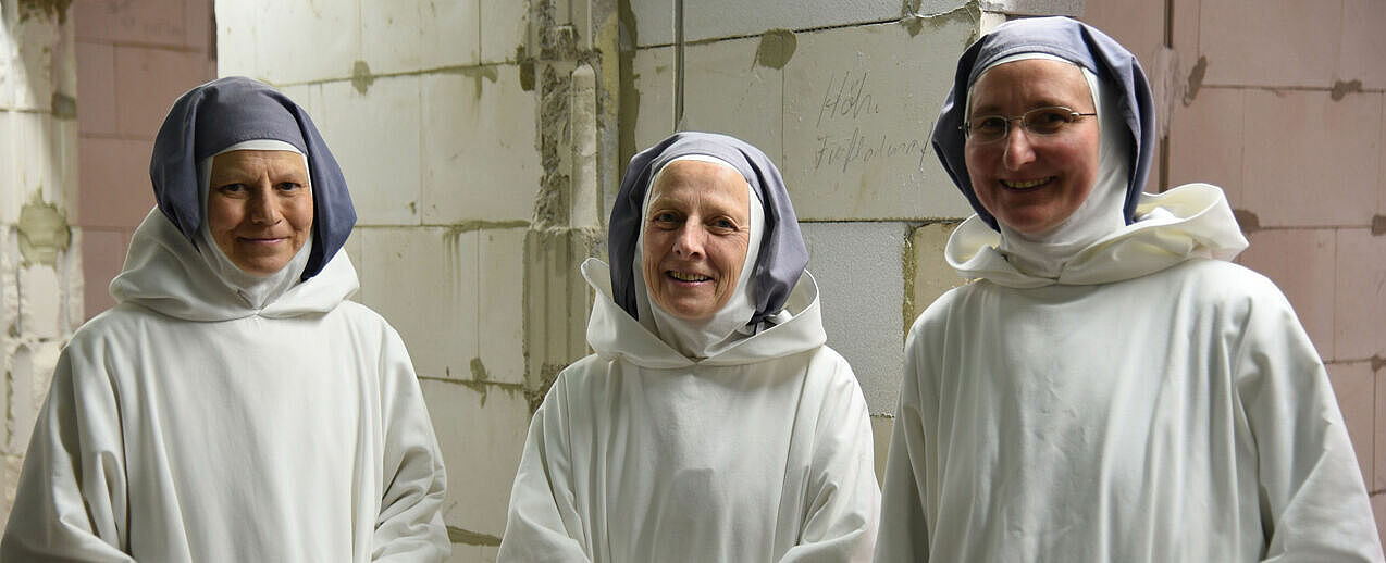 Priorin Marie-Ange (Mitte) und ihre Glaubensschwestern im Kloster Marienheide Wollstein haben sich ganz besonders dem Gästedienst verschrieben. (Foto: D. Gorny)