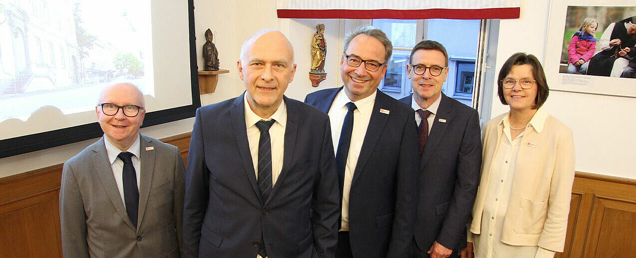 Rechtsanwalt und Notar Karl Auffenberg (2.v.l.) referierte zum Thema Testamentsgestaltung, unterstützt wurde er von den Mitarbeitern des Stiftungszentrums im Bonifatiuswerk: Ulrich Franke (Bereichsleiter, 2.v.r.), Andreas Kaiser (Mitte), Birgit Blanke (rechts) und Dr. Dirk Lenschen (links).(Foto: Matthias Band)