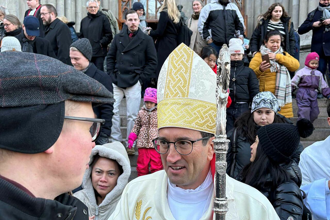 Bischof Raimo Goyarrola erhielt vor der Kirche viele Glückwunschbekundungen. (Foto: Bonifatiuswerk)