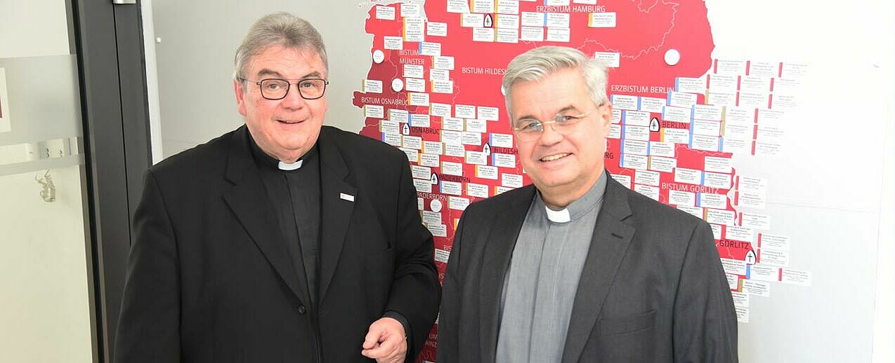 Monsignore Georg Austen, Generalsekretär des Bonifatiuswerkes, mit dem neuen Erzbischof von Paderborn Dr. Udo Markus Bentz im Bonifatiuswerk (v.l.). (Foto: Simon Helmers)