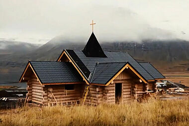 Die Holzkirche in Reydarfjördur.