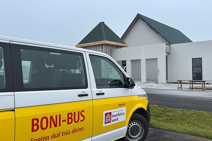 Mit dem BONI-Bus werden die Gemeindemitglieder in Island zum Beispiel zu den Gottesdiensten gefahren. (Foto: Msgr. Georg Austen)