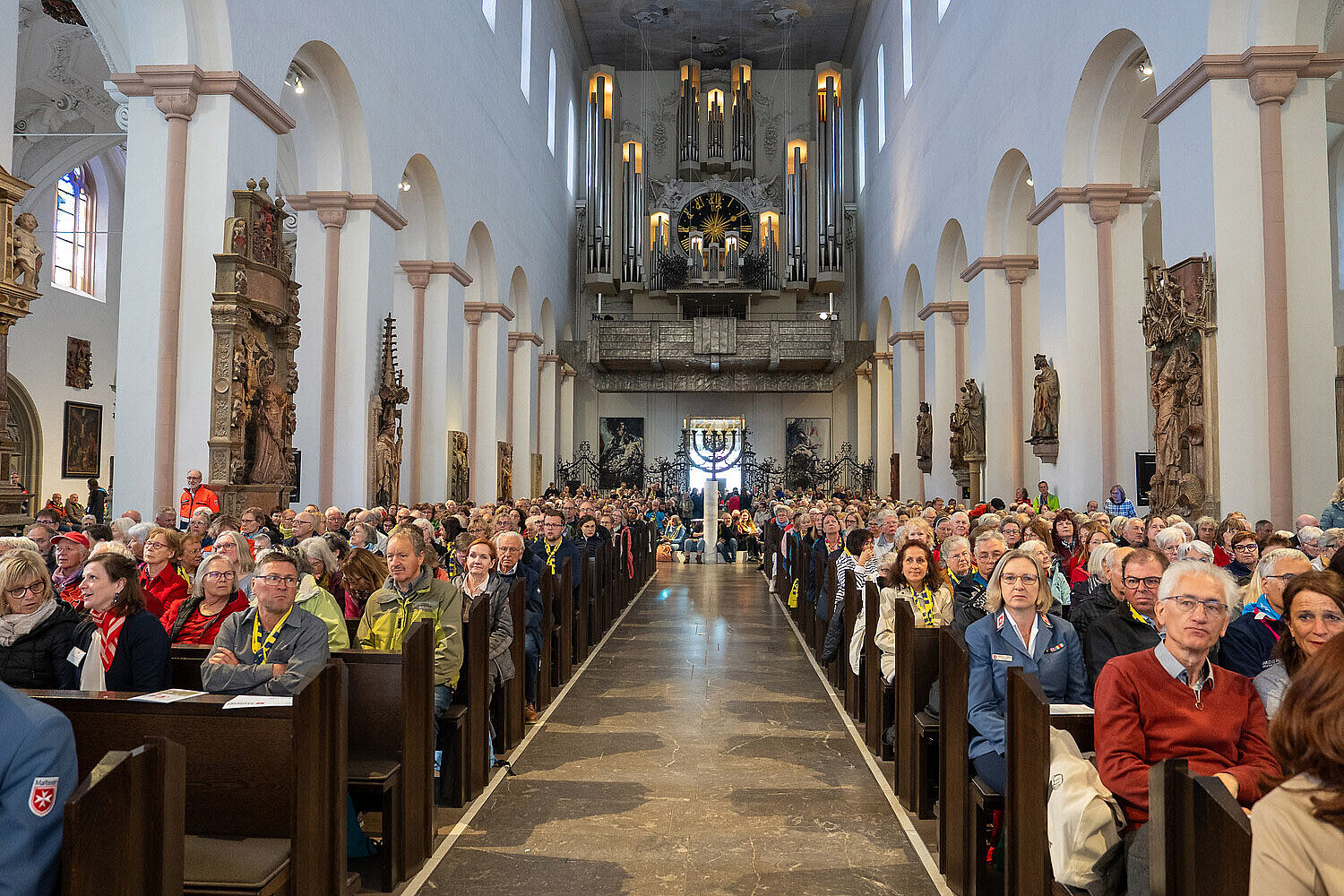 Der Würzburger Dom war bis auf den letzten Platz gefüllt. Mehr als 1.400 Menschen waren gekommen.