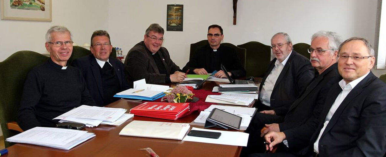 v. l: Dr. Alfred Hoffmann, Görlitz; P. Manfred Kollig, Berlin; Monsignore Georg Austen; Andreas Kutschke, Dresden-Meißen; Raimund Beck, Erfurt; Dr. Bernhard Scholz, Magdeburg; Ansgar Thim, Hamburg. Foto: Peter Weidemann