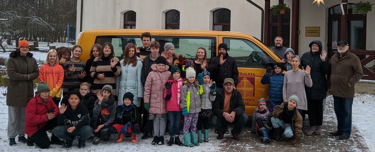 Die Gemeinschaft der Christian-David-Schule freut sich über ihren gelben BONI-Bus. (Foto: Sandra Grostona)