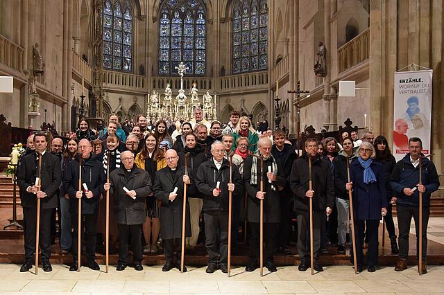 Während des Gottesdienstes nahmen Delegierte aus den deutschen Bistümern sowie Bischöfe und Vertreter aus den skandinavischen und baltischen Förderländern des Bonifatiuswerkes handgefertigte Pilgerstäbe entgegen. Foto: Simon Helmers