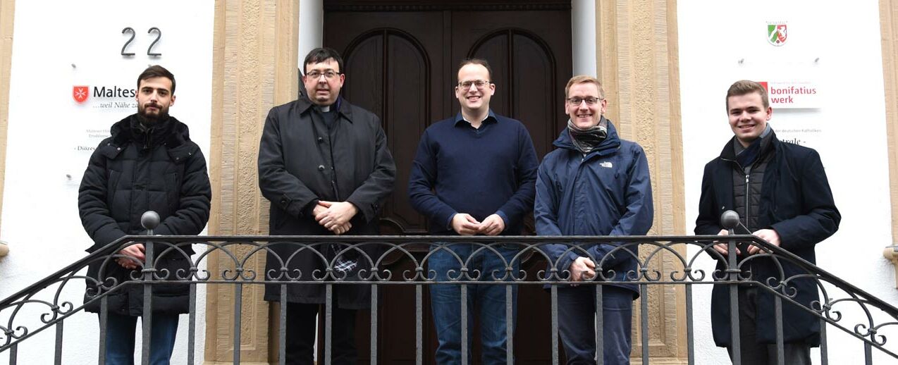 V.l.n.r.: Jonas Sievers, Subregens Matthias Klauke, Daniel Born (Bonifatiuswerk), Jonas Miserre und Lukas Klimke (Foto: Oliver Gierens)