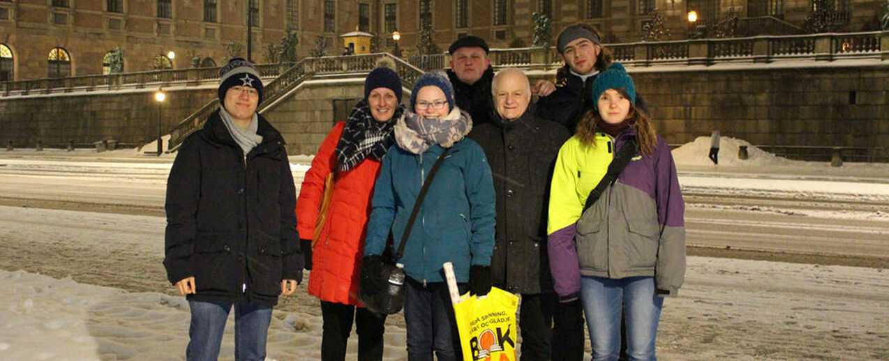 Vor dem königlichen Schloss in Stockholm: David Vu, Julia Jesse, Koordinatorin des Freiwilligendienstes aus dem Bonifatiuswerk, Johanna Meyer, Felix Wemhoff, Pater Franz-Ulrich Otto SDB, Jasper Carstens, Antonia Riebe (v.l.) Foto: Anna Nick