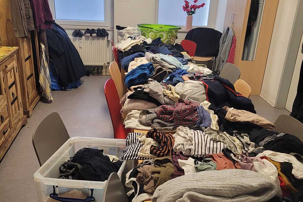 Gespendete Kleidung für die Besucherinnen. (Foto: SKF Berlin)