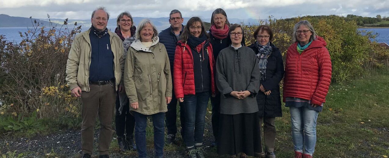 Die Reisegruppe auf der Insel Tautra unter der Leitung von Ingo Imenkämper, dem Geschäftsführer des Bonifatiuswerkes. (Foto: Pfarrer Schlummer)