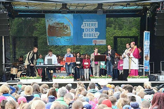 Die Erstkommunionkinder feierten mit Weihbischof Wörner einen Gottesdienst. Foto: Alfred Herrmann