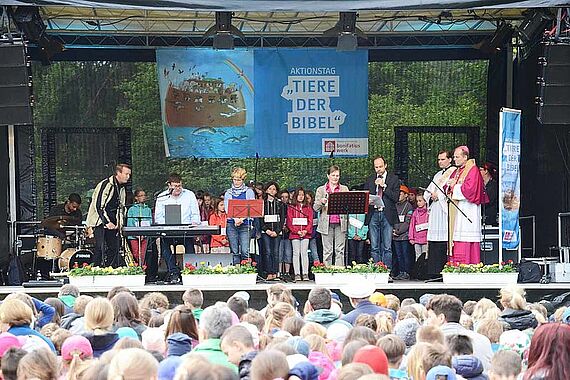 Die Erstkommunionkinder feierten mit Weihbischof Wörner einen Gottesdienst. Foto: Alfred Herrmann