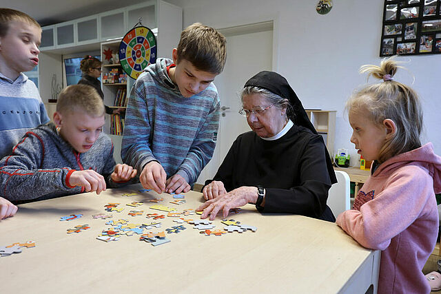 Schwester Theresia kümmert sich liebevoll um die ukrainischen Kinder, spielt und betet mit ihnen. (Foto: M. Nowak) 