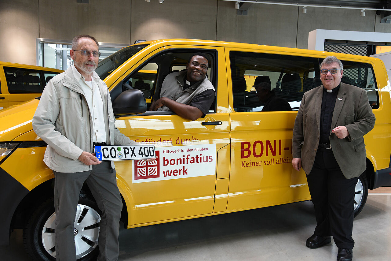 Reinhard Pingert und Pater Dr. Peter Uzor aus der Pfarrei St. Otto in Coburg freuen sich über den neuen BONI-Bus, den sie von Monsignore Georg Austen, Generalsekretär des Bonifatiuswerkes ausgehändigt bekommen (v.l.) (Foto: Theresa Meier)